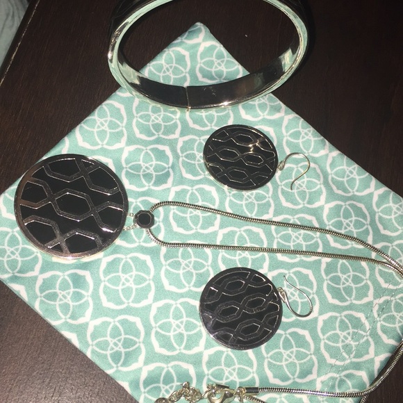 Earrings, necklace and bracelet set. - Picture 3 of 3